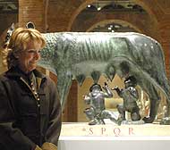 Esperanza Aguirre durante la presentación de la exposición, junto a la 'Loba Capitolina'. (Foto:EFE)