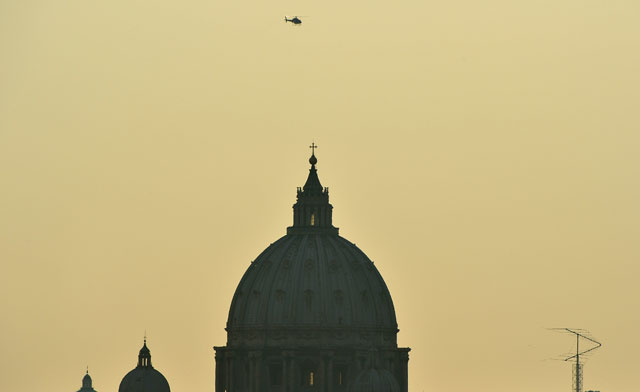 El helicóptero que traslada a Benedicto XVI sobrevuela el Vaticano. | Afp